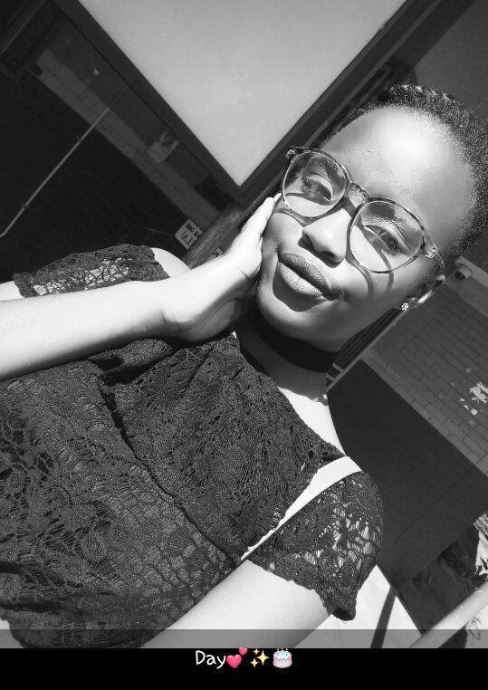 Mpho_Zee_'s tweet photo. Happy birthday to this amazing person🎉🎁🎂🎊🎊May the Lord shower you with many more years to come and blessings ❤😘@Buhlebe97997130 https://t.co/NHEdJRDgEU