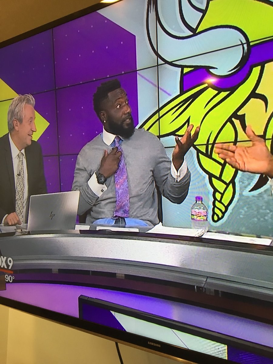SirNathanDeUSA's tweet image. #fox9postgame : Tyrone or Tie-wrong? What is going on with that outfit? Tuck that tie in. @TyroneCarter954