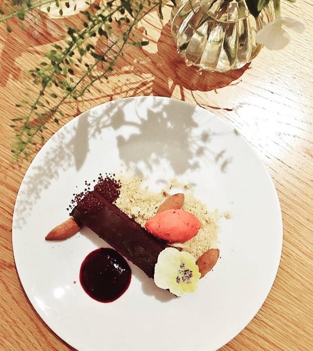 Nous aimons ce #dessert, où nos #Noix de #Pili #Premium au #Cacao d'#Equateur sont mises en #valeur! C'est le dessert servi pour le #diner des #Great #Taste #Awards <a href="/SelfridgesFood/">Selfridges Food</a> par l'#incroyable #Chef <a href="/kennytutt/">Kenny Tutt</a>! Hou la la! 😍 
📷: <a href="/kennytutt/">Kenny Tutt</a> 
<a href="/guildoffinefood/">Guild of Fine Food</a> 
#chefs #love