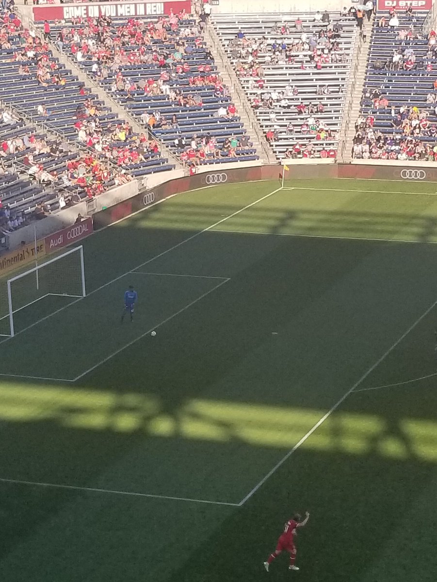 AntwonGelato's tweet image. Poor Bastian had to go from 80.000 people at the Allianz screaming his name to playing CB at this.