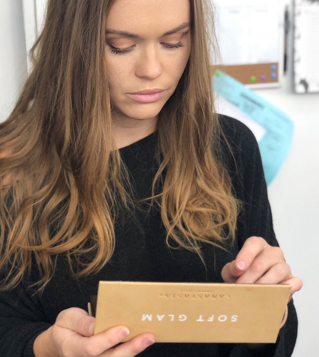 StydiasSa's tweet photo. Holland getting her makeup done on set. https://t.co/jYVZPLNXsQ