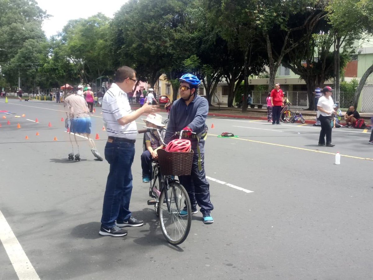 muniguate's tweet photo. Vecinos participan en las diferentes actividades que se encuentran en el #ParqueMinerva junto al equipo de la Alcaldía Auxiliar #Zona2. #GuatemalaValeLaPena #AlcaldiasAuxiliaresTrabajando #Recreación https://t.co/oTSaeIFj56
