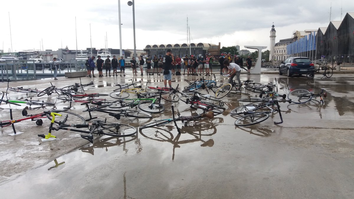 valenciaenbici's tweet photo. —son inoxidables
—¿las bicis?
—no, la gente que las monta
#CIMB2018 #València 🤙🏽 https://t.co/5AsDfq7jeG