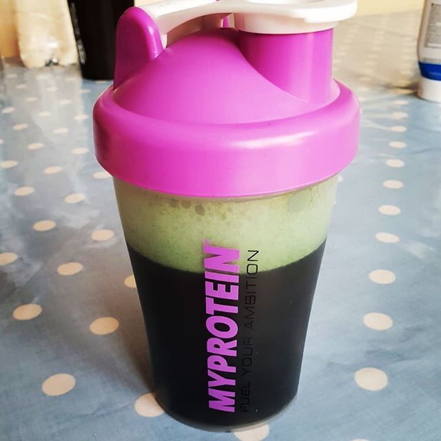 frankie8999's tweet photo. A very green post-workout shake! With BCAAs, glutamine and spirulina 💚✅ #myprotein #Hulkshake #gymlife #bcaa #postworkoutshake https://t.co/V4jlVZdJoQ