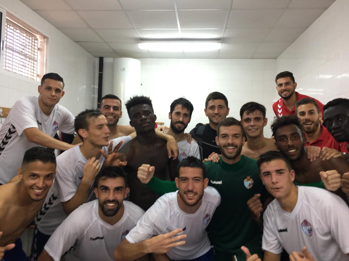 CDTorrevieja's tweet photo. 📷 | FOTO

Victoria que sabe a gloria en un partido muy difícil, que se ganó con tesón y luchando hasta el último minuto 👊🙌

#LucharHastaElFinal ⚽ +3 https://t.co/kopA6z4lwz