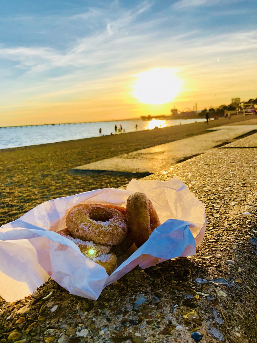 L_A1tham's tweet photo. Dropping off the kids at school &amp; some doughnuts😁

@MFLbwood https://t.co/ekIndfralo