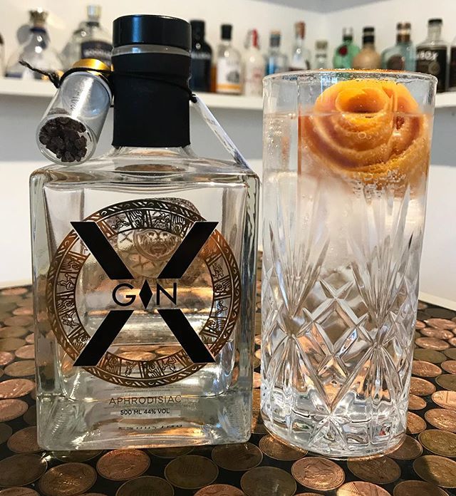 theginbandits's tweet photo. Here’s another take on a Chocolate Orange G&amp;T. This time we let an orange peel rose macerate in @x_gin before adding the tonic. 🍸🍊🍫.
.
We’re really looking forward to meeting the guys from X-Gin at @junipalooza next weekend.
.
.
#xgin #cocoagin #gin #orangechocolate #gin #th… https://t.co/AaXKDmERL8