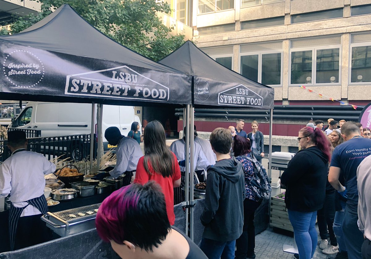 LSBUshackbar's tweet photo. Ainβt no Carnival like an @LSBU carnival!!! π§πΌββοΈπ§π½ββοΈπ¦ Free food & sunshine on Kell street today for Halls moving in weekend!! #lsbu #lsbsu #LSBUWelcome https://t.co/hObvkc7smR