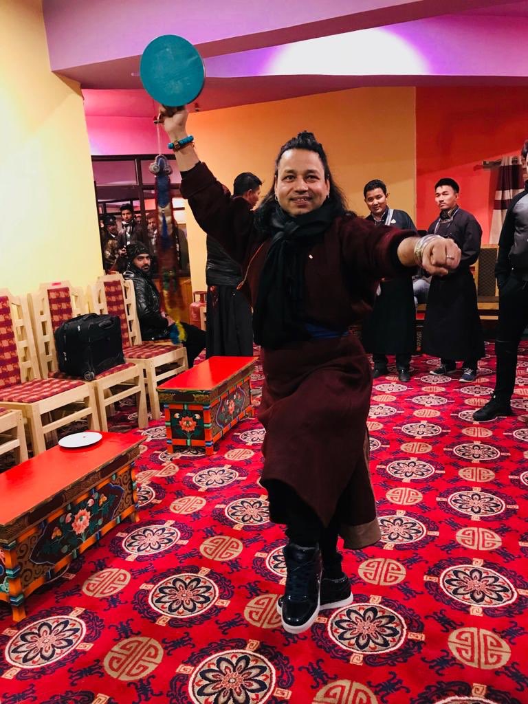 Kailashkher's tweet photo. #Ladakh #Jullai This was some another level of energy at #HemisGompa #Monastery highly charged #Audience today played this holy Buddhist Damroo. Also loved this #LadakhiDress kept me warm as well #Kailasa @pareshkamath @nkbass @jovianicity @iyers77 had blissful Concert #Jullai https://t.co/hQm1nfgT9L