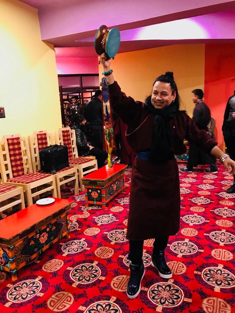 Kailashkher's tweet photo. #Ladakh #Jullai This was some another level of energy at #HemisGompa #Monastery highly charged #Audience today played this holy Buddhist Damroo. Also loved this #LadakhiDress kept me warm as well #Kailasa @pareshkamath @nkbass @jovianicity @iyers77 had blissful Concert #Jullai https://t.co/hQm1nfgT9L