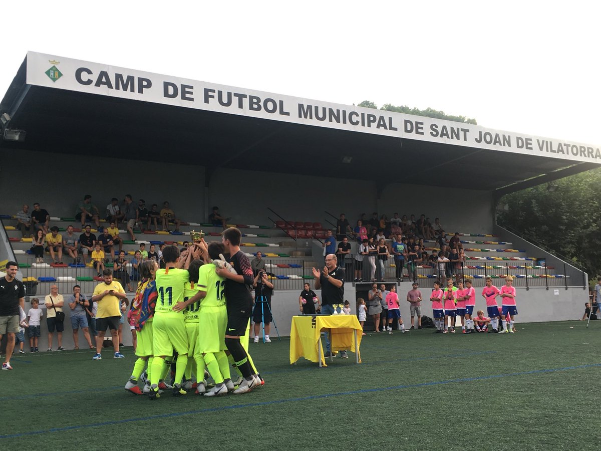 Fsoler10's tweet photo. Enhorabona petits!!! CAMPIONS del #torneigbenèficbages18 @Eformationfun @FCJoanenc1923 @FCBmasia #creiemenelssomnis #FCBMasia #AlevíA 🔴🔵 https://t.co/4kOXkEjCII
