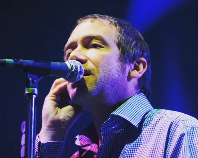 Sonny signed his name up for tomorrow and laughed with all his friends
At all the little men who borrows tunes they heard just yesterday
Davey got us down but we got away and drank to all the days
That we had whiled away just playing Robin Hood a little out of phase