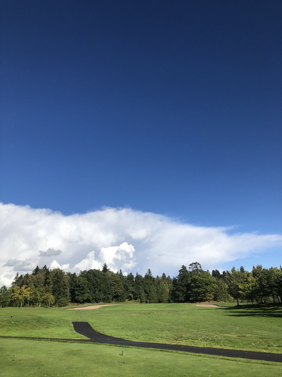 zonib's tweet photo. It was great sunday at the golf course. 😊🏌🏻‍♂️⛳️ #mastergolfespoo #mastergolf #golffi #forestcourse #nofilter #stillgreen #autumn #sun #sunny #sunset https://t.co/wRIsKOqr8g