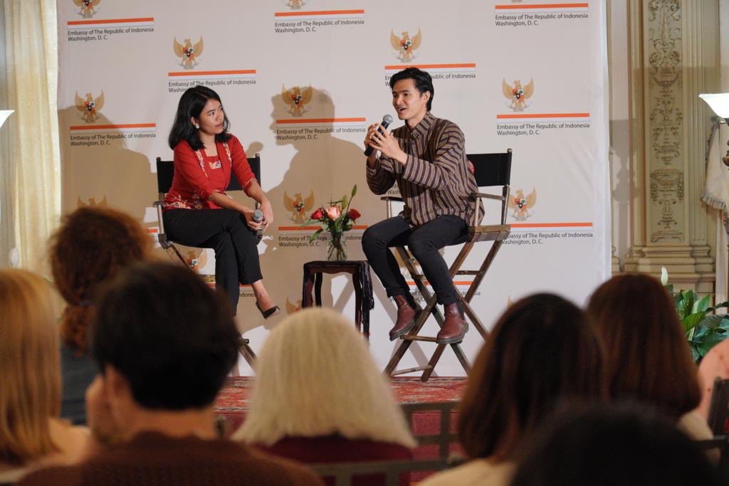 IndonesiainDC's tweet image. Today (9/16) our Embassy held a talkshow and demo about #Tempe: Superfood from Indonesia, featuring @driando from Indonesian Tempe Movement and Chef Galih K. Baskoro with his delicious Es Puter Tempe (Indonesian #Vegan Tempe Ice Cream)