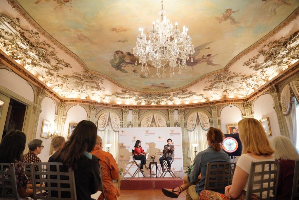 IndonesiainDC's tweet image. Today (9/16) our Embassy held a talkshow and demo about #Tempe: Superfood from Indonesia, featuring @driando from Indonesian Tempe Movement and Chef Galih K. Baskoro with his delicious Es Puter Tempe (Indonesian #Vegan Tempe Ice Cream)