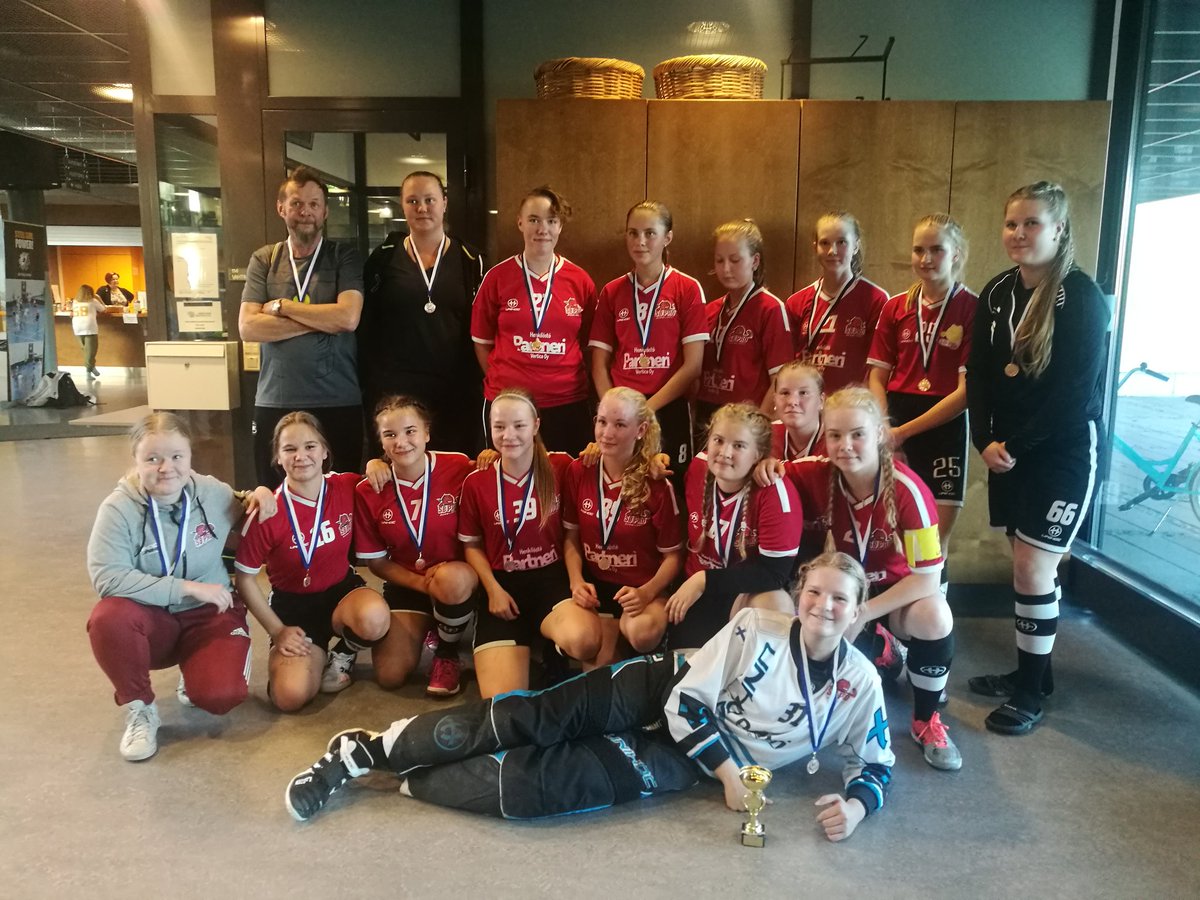 SBPro_Ctytot's tweet photo. Häme Cupista pronssia! 0-2 tappio Lohjavihdille, mutta sitten voitot SB Vantaa 3-1, Classic 1-0 ja Northern Stars 4-2 👍👍👍 #tyttosalibandy #sbpro https://t.co/YlOYPSQPAP