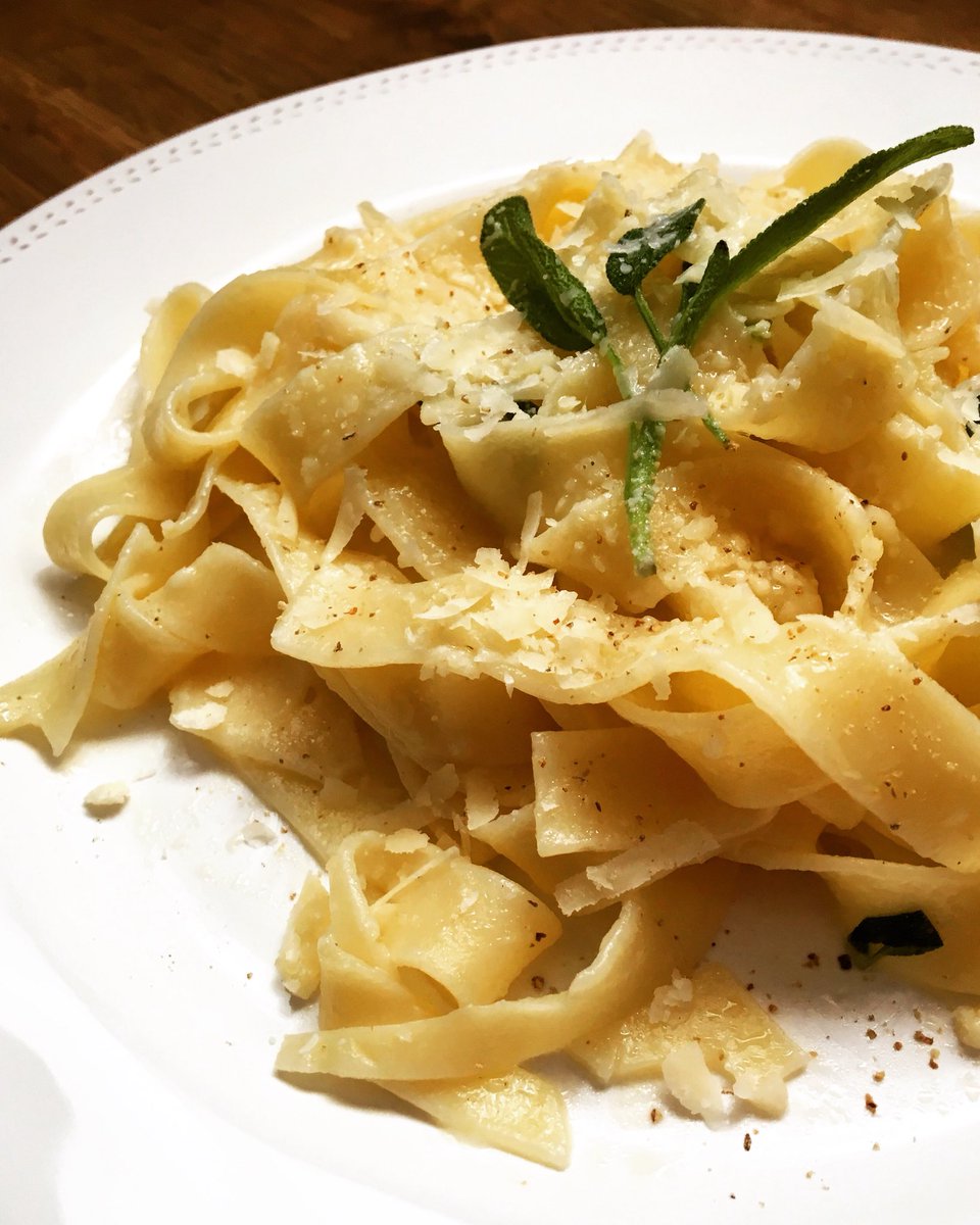 marilia_mari's tweet photo. Almoço por minha conta. A culpa é tua e a receita também, @PaolaCarosella. A casa agora permanecerá com o perfume da sálvia algumas horas. E eu continuarei com o coração aquecido e o estômago bem satisfeito ♥️ Obrigada, sua linda! 😘 #TodasasSextas aqui são #TodososDomingos https://t.co/ELnQYneDDz