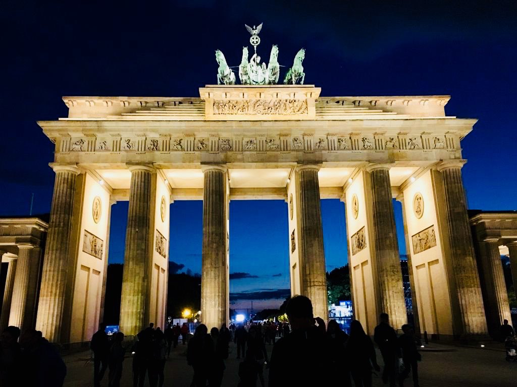 gidnutrition's tweet photo. Great atmosphere in Berlin today watching @nickbutterrun 🏃♂️ run the @berlinmarathon along with Kipchoge running a new WR time! 2️⃣⏺0️⃣1️⃣⏺3️⃣9️⃣
#worldrecord #runningtheworld196 #number74 https://t.co/60UyDl9QNL