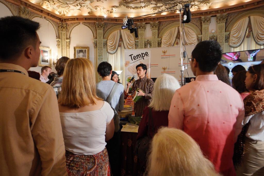 IndonesiainDC's tweet image. These are the reasons why Tempe Indonesia is a #superfood: healthy, sustainable, affordable and tasty! Especially “based on valid research, Indonesian Tempe is the only plant-based with sufficient vitamin B-12 content" -@driando