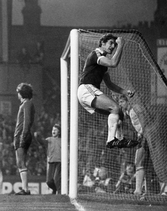 FOTOS HISTORICAS O CHULAS DE FUTBOL - Página 19 DnPSBLKXcAEECEH
