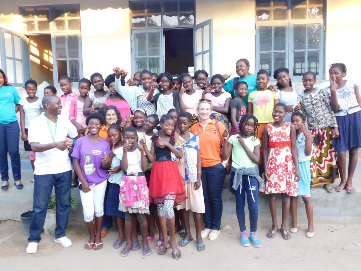 UNFPAMocambique's tweet photo. A Directora Regional Adjunta do @UNFPA está na província de Zambézia, onde encontro-se com as mentoras e raparigas do Programa Rapariga Biz durante uma sessão de mentoria. Ouvindo e vendo em primeira mão as histórias de mudança e empoderamento. https://t.co/SJyiEQPv6d