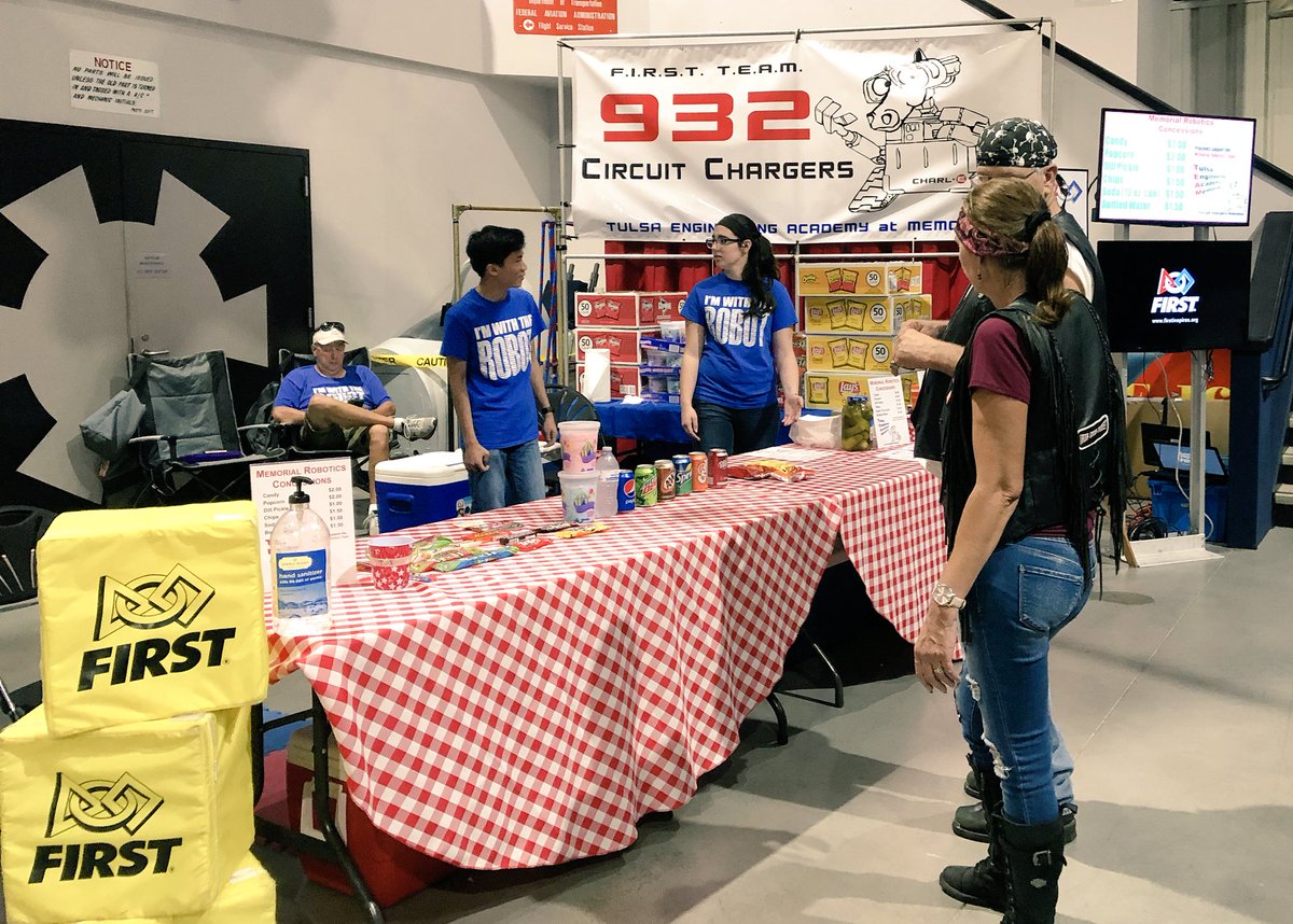 FIRSTeam932's tweet photo. FRC932 &amp; FTC11354 sharing FIRST and food with patrons at the Tulsa Air and Space Museum! @FIRSTeam932 #TASM @FTC11354 https://t.co/eM41lF5mjZ