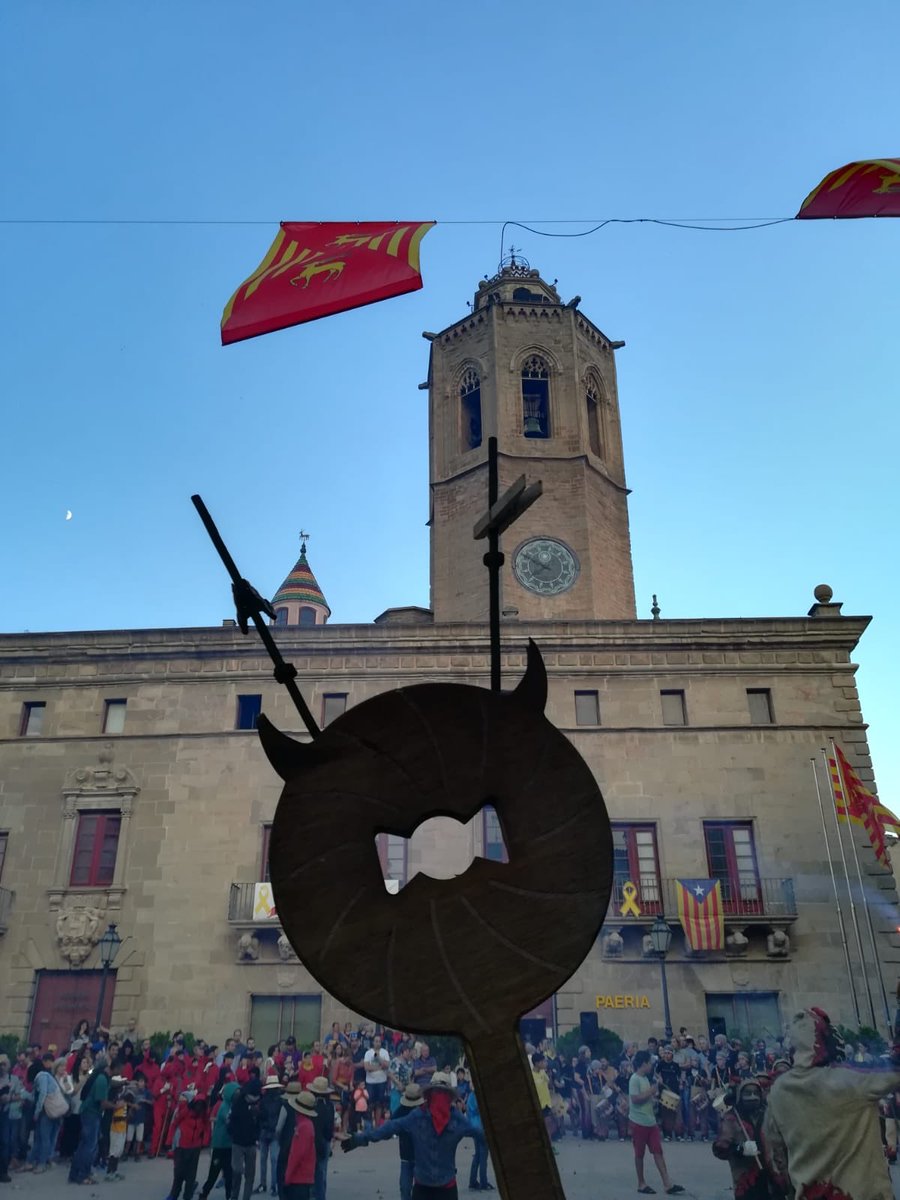 somdimonis's tweet photo. @loCarranquer @El_Griu @diablesdelleida @Grup_Mal_Llamp @PuigGordi @LauraBorras @cultpopular_cat @SEGREcom @festesorg @petita_Cervera @aj_cervera @ModernaCervera @elpuntavui @Tornaveu @RevCaramella @cultura_cat Rebent el record els nostres personatges #Llucifer #Diablessa i #Estandard amb la magnífica acompanyant Maria Castellà; la forca dels @somdimonis ; la nostra gran #percussió i la foto inicial conjunta. Esperem retrobar-nos ben aviat! https://t.co/9chfqgXDbH