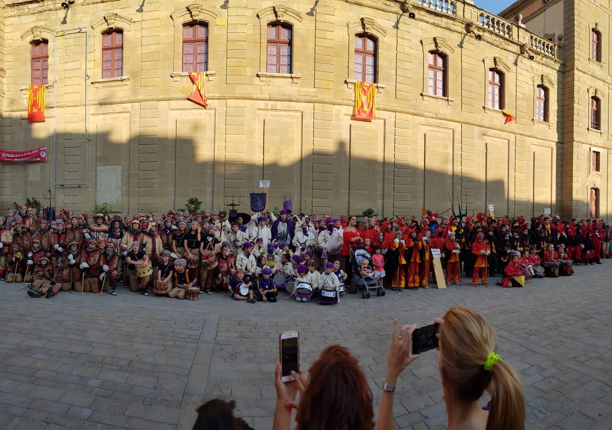 somdimonis's tweet photo. @loCarranquer @El_Griu @diablesdelleida @Grup_Mal_Llamp @PuigGordi @LauraBorras @cultpopular_cat @SEGREcom @festesorg @petita_Cervera @aj_cervera @ModernaCervera @elpuntavui @Tornaveu @RevCaramella @cultura_cat Rebent el record els nostres personatges #Llucifer #Diablessa i #Estandard amb la magnífica acompanyant Maria Castellà; la forca dels @somdimonis ; la nostra gran #percussió i la foto inicial conjunta. Esperem retrobar-nos ben aviat! https://t.co/9chfqgXDbH