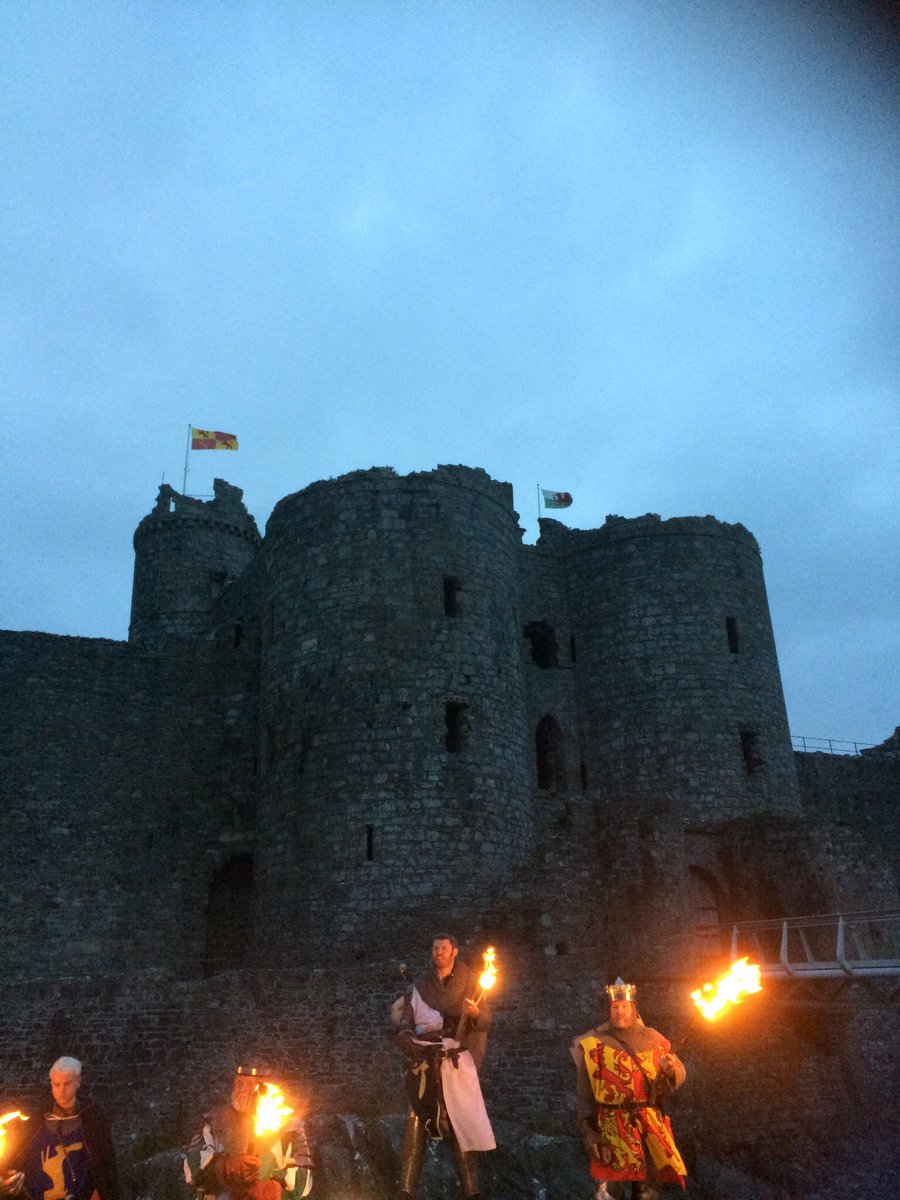 Da iawn to <a href="/ArdudwyKnights/">ardudwy knights</a> for tonight's colourful #OwainGlyndwrDay parade in #Harlech.