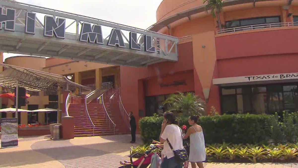 Man arrested after brandishing gun at Dolphin Mall, police say bit.ly/2MCWI21 https://t.co/bu8lZn64C7