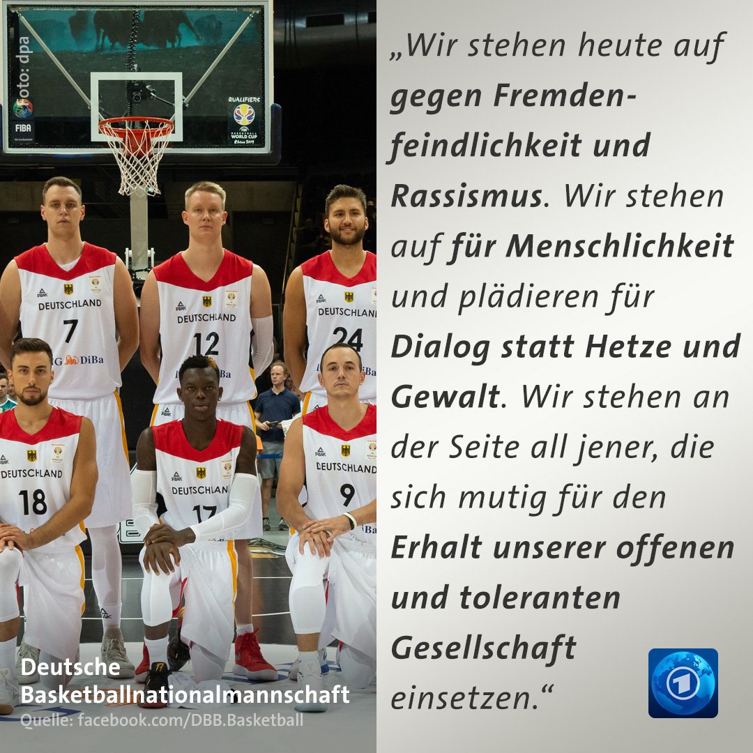 „Angesichts der menschenverachtenden Demonstrationen der letzten Wochen und des Anstiegs des #Rechtspopulismus in Deutschland generell haben wir, die Spieler der deutschen #Basketballnationalmannschaft, beschlossen ein Zeichen zu setzen“, heißt es auf der Facebook-Seite des #DBB.