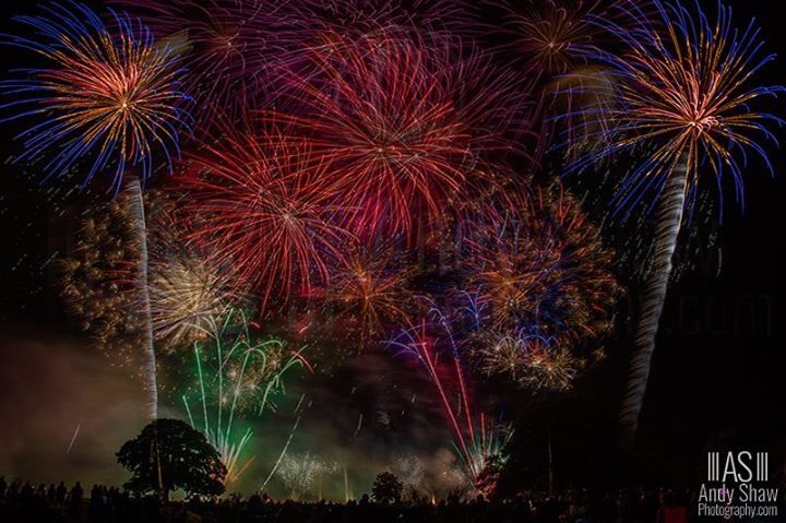 AndyShawPhoto's tweet photo. Explosive evening...
#Fireworks #ArleyHall #Cheshire #fireworkchampions https://t.co/5w7Cw977CH