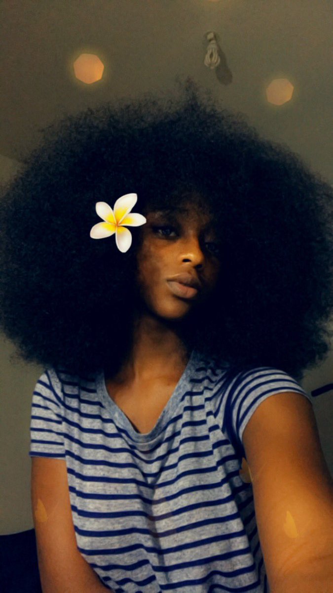 kelsy_chd's tweet photo. #PosteTonAfro je suis très clairement en retard but whatever i’m so fucking cute https://t.co/2EpyaYx8uJ