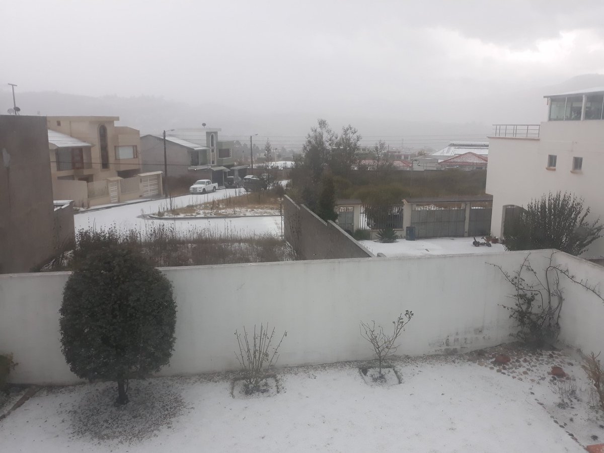 marimarcillo's tweet photo. Tremenda granizada en #Quito 🌨😮 https://t.co/namFo9zXrw
