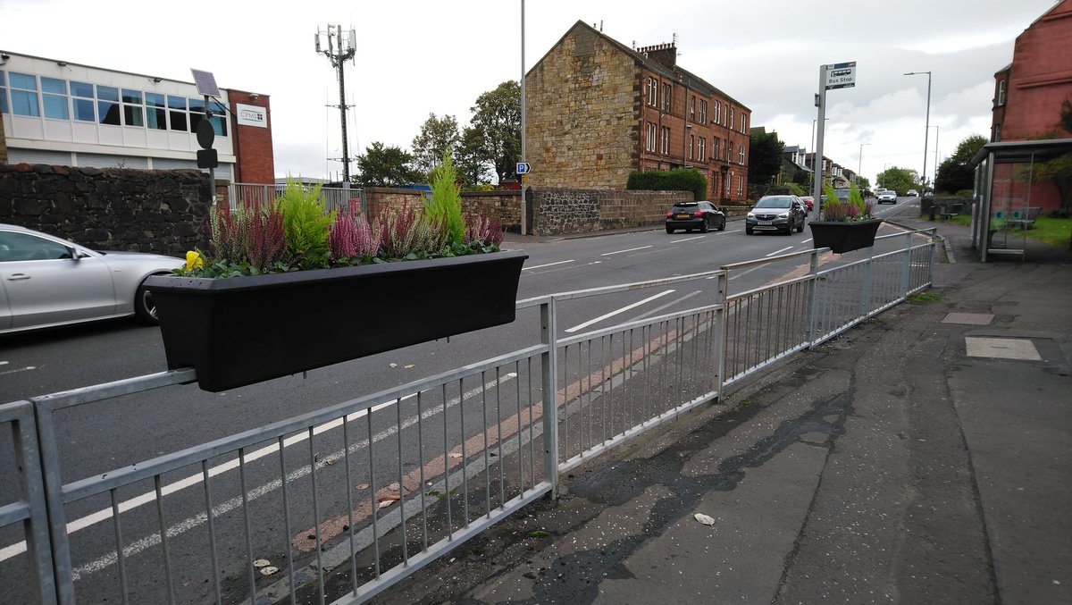 ElderslieCommu1's tweet image. Thanks to @GLA_Airport #flightpathfund we were able to purchase planters and flowers for our village 🌸🌸#positiveelderslie #community @KSBScotland @RenCouncilNews Thanks to @dobbies for the donation of pansies!