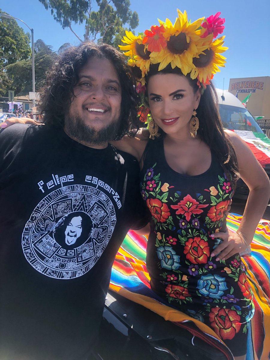 alyshadelvalle's tweet image. With the super funny, talented @funnyfelipe (de Boyle Heights #whatsupfool❣️) #MexicanIndependenceDayParade #paradevibes #mexiCANS 😉 #Representation #alllove ♥️🇲🇽