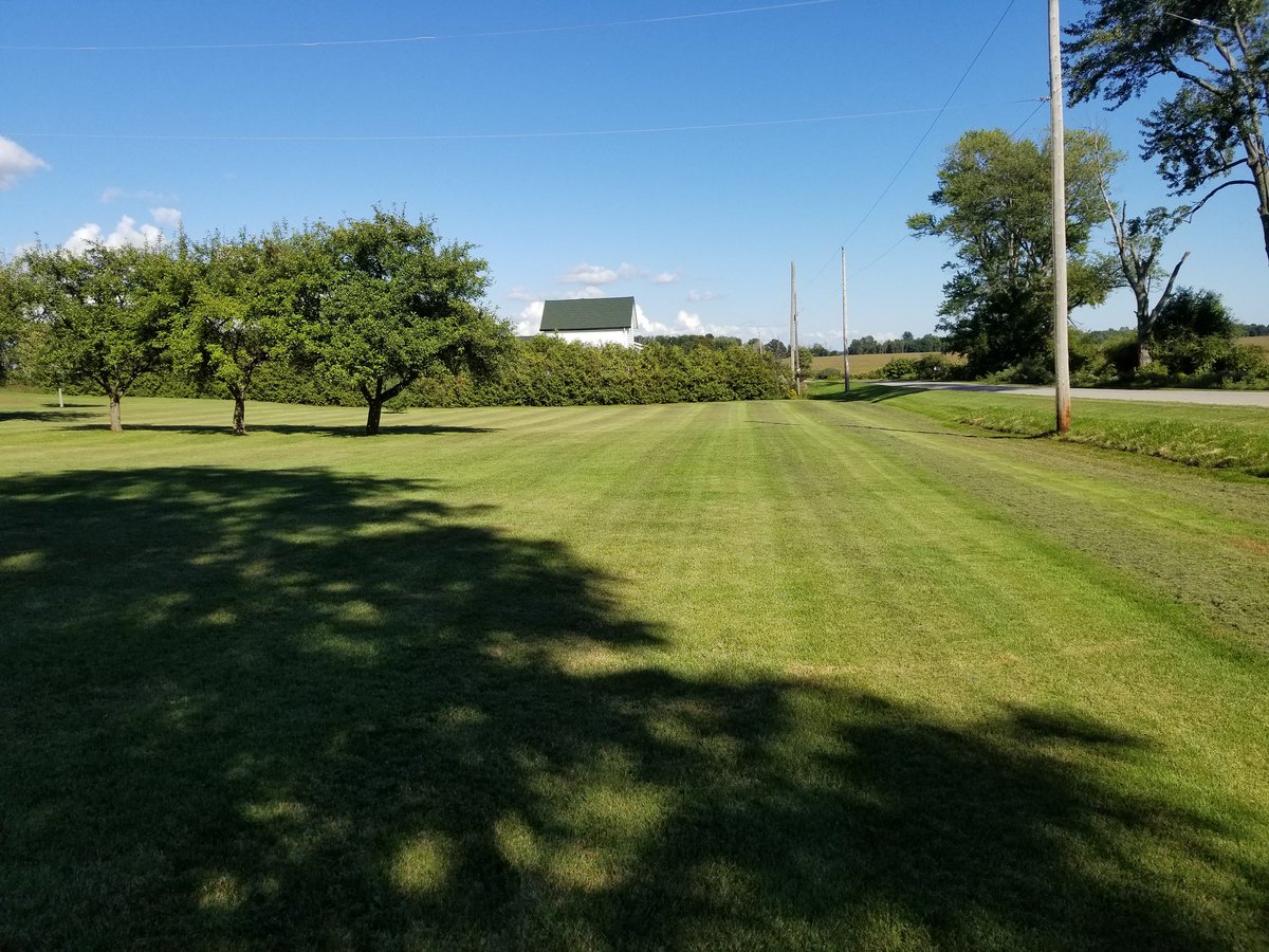 c_vanlaecke's tweet photo. Grass cut in wind rows and there is enough to bale it. Lawn is the best part of the farm. #only1week #johndeere #Z535M https://t.co/rQ8zPCadKI