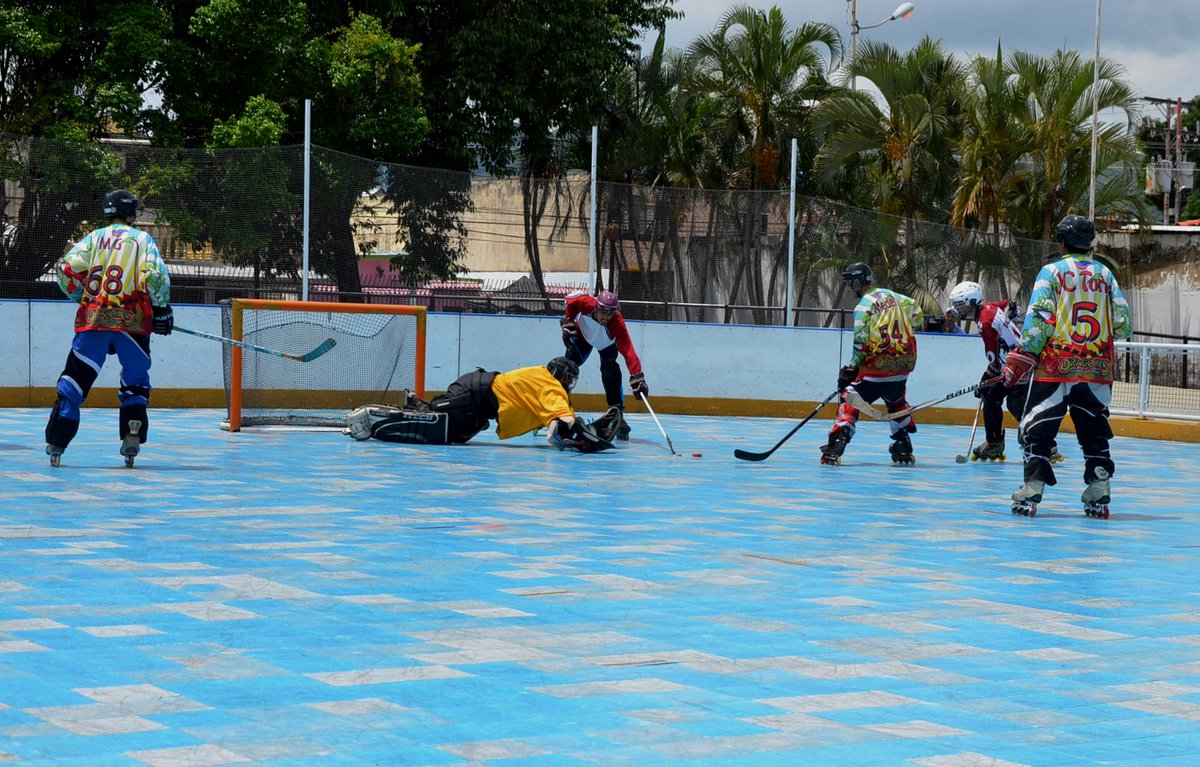 Fundadeporte's tweet photo. Se realizó la I Válida Nacional de Hockey sobre patines en línea, en el Patinódromo de Naguanagua, con miras a la  clasificación internacional que se efectuará en Mar de Plata, en Argentina.

@rafaellacava10 
@RichardN_PSUV https://t.co/AdFJ3S8dwx