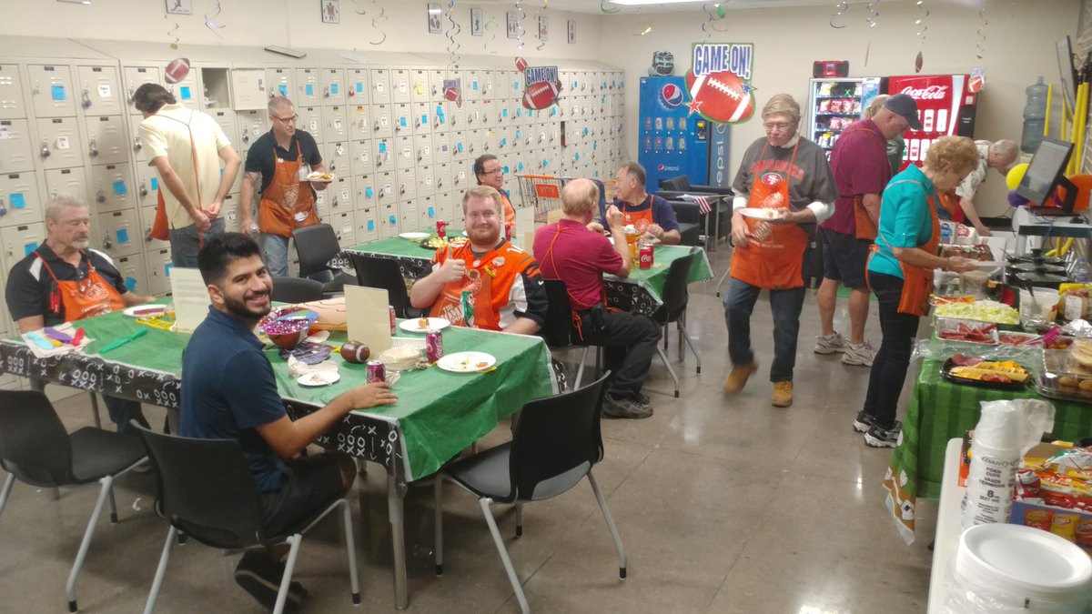 Bootz1536's tweet photo. Another fun day here at #store472 chicken tacos, hotdogs and more yummy 😋 #SuccessSharing2018 #funatwork https://t.co/eORg9e6Ea3