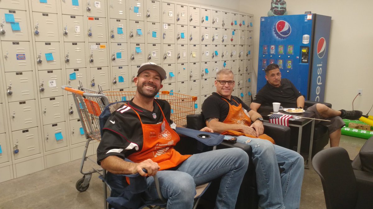 Bootz1536's tweet photo. Another fun day here at #store472 chicken tacos, hotdogs and more yummy 😋 #SuccessSharing2018 #funatwork https://t.co/eORg9e6Ea3