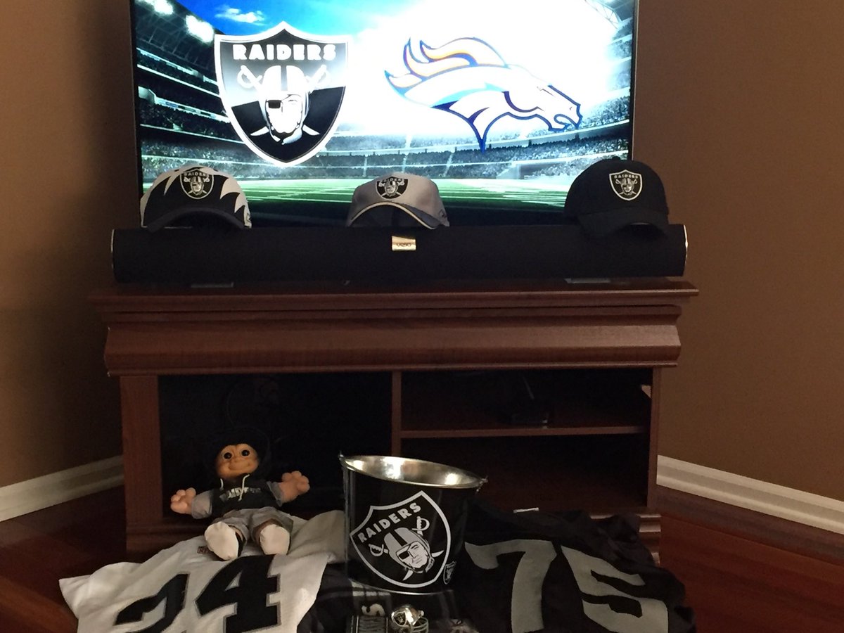 dkrak505's tweet photo. #RaiderNation let’s get this W. Just win baby! https://t.co/tubnAQBalD