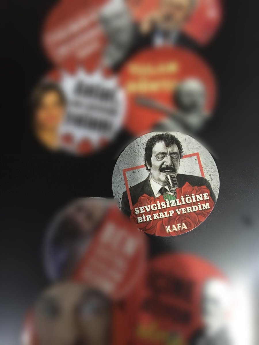 “Sevgisizliğine bir kalp verdim.”
•Müslüm Gürses

<a href="/kafadergisi/">KAFA Dergisi</a>