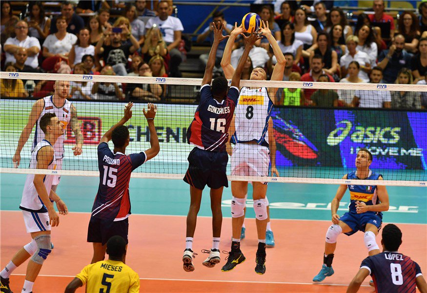 Federvolley's tweet photo. #VolleyMondiali18 
POKER azzurro a #Firenze !!!
L'Italia!!🇮🇹 vince 3-0 !!!
RT e applausi per #LaNazionale 

 #ItaliaRepubblicaDominicana #VolleyballWchs @FIVBVolleyball https://t.co/YHNX0LkxpC