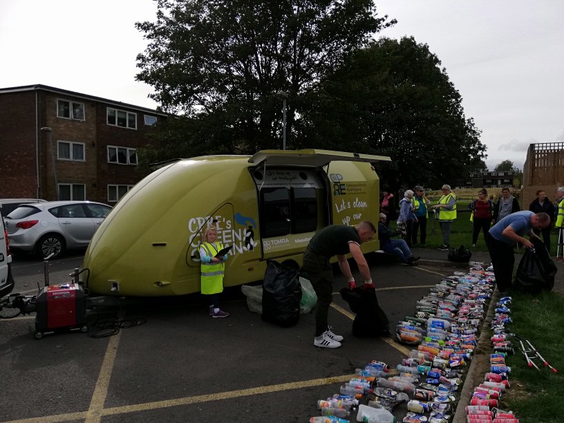 CPRENorthEast's tweet photo. Thanks to the 28 volunteers in #Throckley #Newcastle who collected more than 1,000 plastic bottles, cans and glass bottles in just over an hour today as part of @CPRE's September Green Clean. 👏👏👏😃 https://t.co/fb62CcUZY1