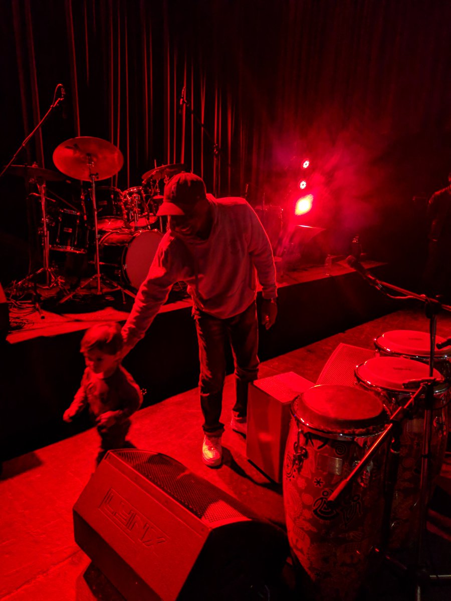gerferra's tweet photo. Un día se está tomando una con Mick Jagger y otro se cuelga con los niños que suben al escenario. Un crack el Lobo Núñez 😁 #ElPower #RadaParaNiños https://t.co/7rjKBI9kWF