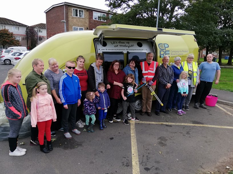 CPRENorthEast's tweet photo. Thanks to the 28 volunteers in #Throckley #Newcastle who collected more than 1,000 plastic bottles, cans and glass bottles in just over an hour today as part of @CPRE's September Green Clean. 👏👏👏😃 https://t.co/fb62CcUZY1