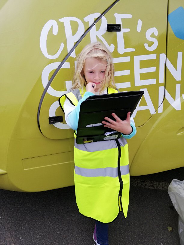 CPRENorthEast's tweet photo. Thanks to the 28 volunteers in #Throckley #Newcastle who collected more than 1,000 plastic bottles, cans and glass bottles in just over an hour today as part of @CPRE's September Green Clean. 👏👏👏😃 https://t.co/fb62CcUZY1
