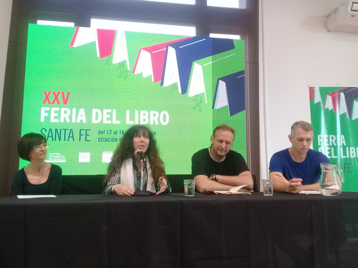 Presentación de Editorial Vera en la #FeriadelLibroSantaFe
Cuadernos de la lírica, su primer libro, es presentado ahora por su autor, Marcelo Díaz.