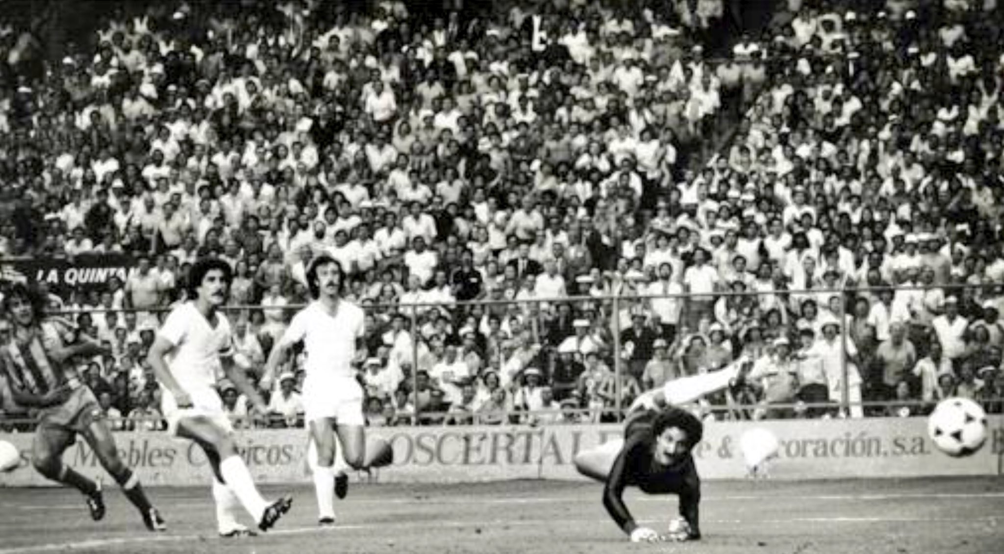 FOTOS HISTORICAS O CHULAS  DE FUTBOL - Página 20 DnPiV8jWwAA3wtI