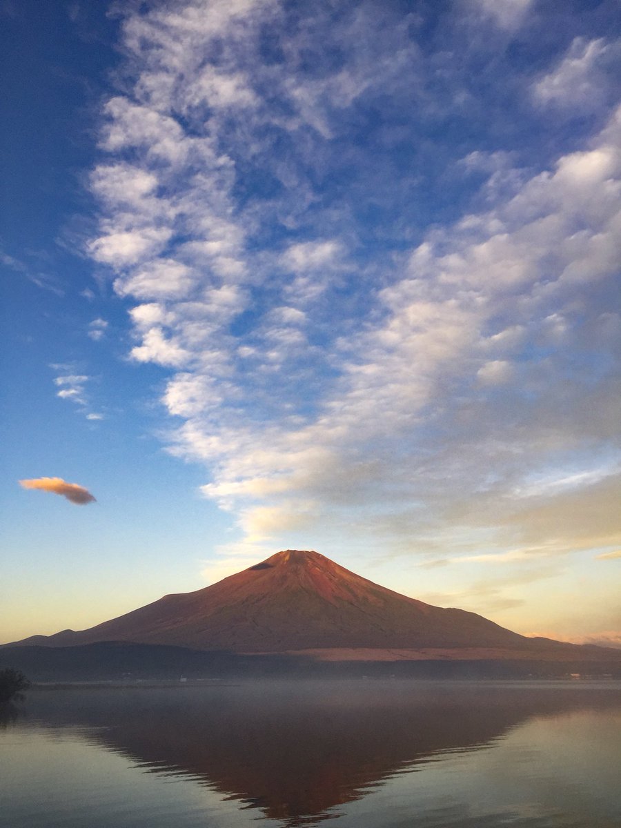 Take 赤富士 縦位置です 雲が綺麗でした